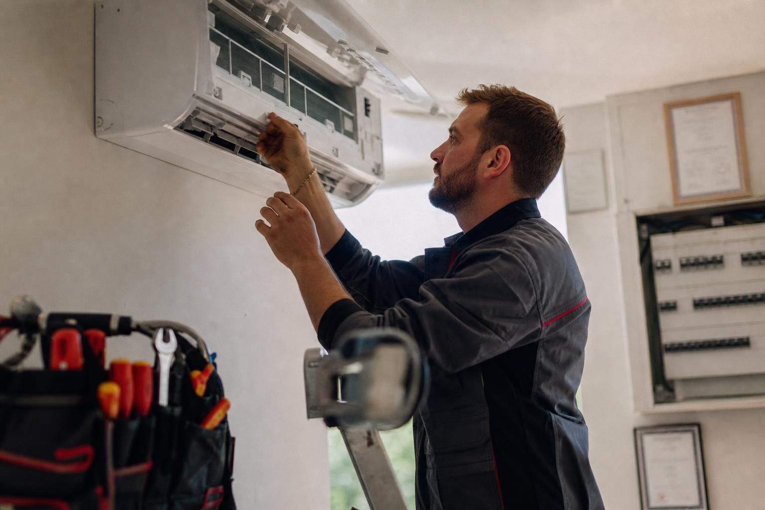 découvrez qui est autorisé à installer une climatisation réversible, les certifications requises et les obligations légales à respecter pour garantir une installation conforme et sécurisée.