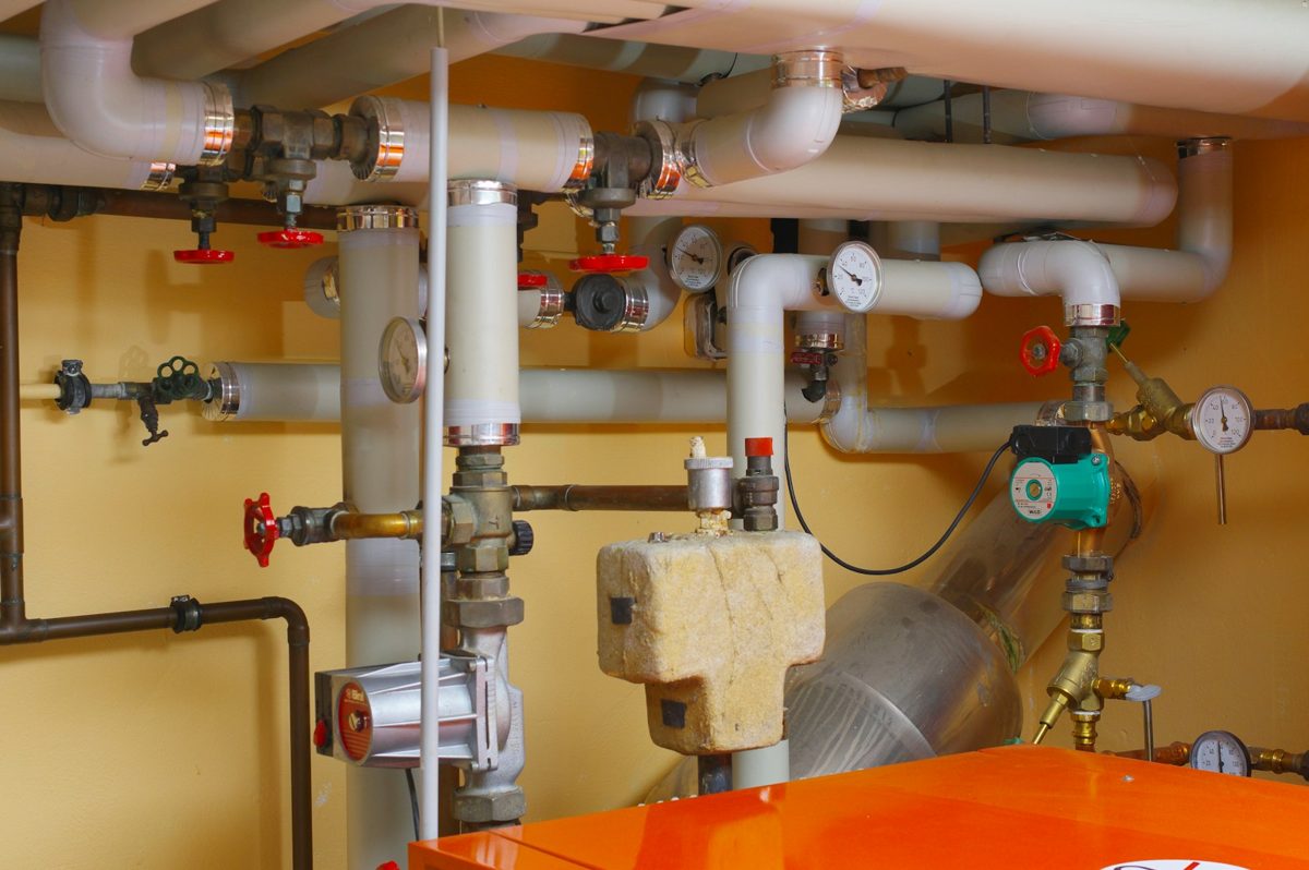 Chauffe-eau électrique installé dans une buanderie