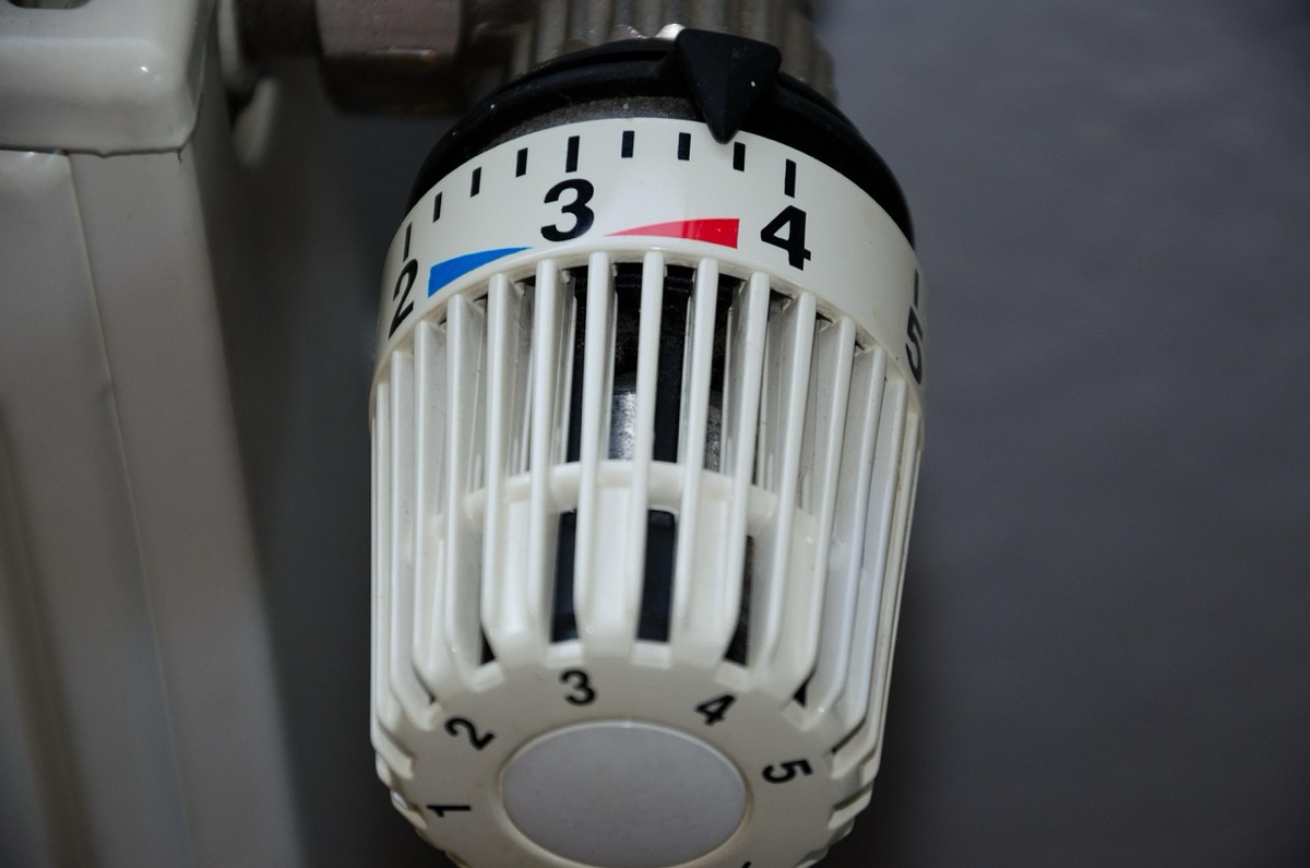 Tête thermostatique réglant la température d'un radiateur pièce par pièce